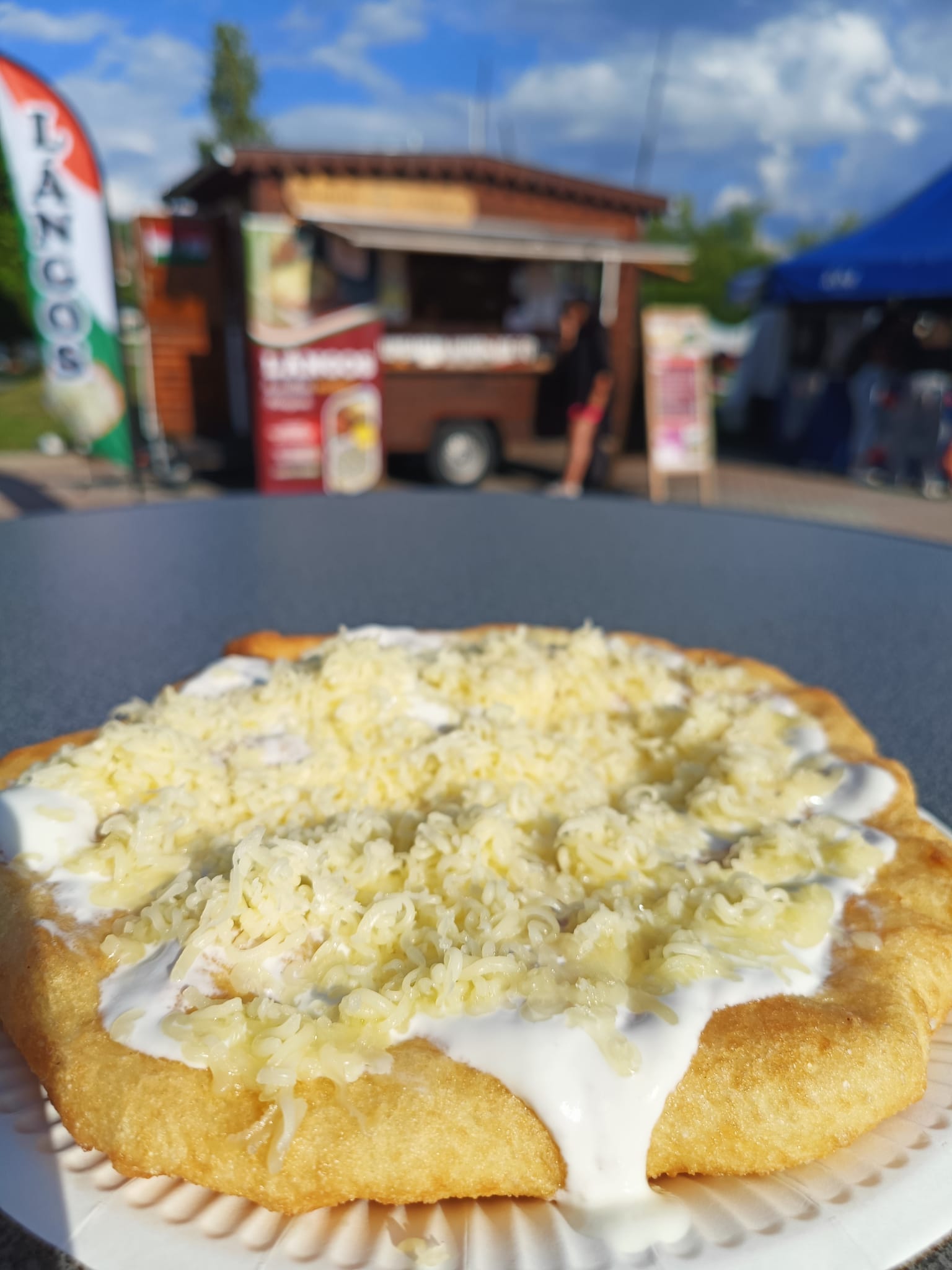 Frissen sült magyar lángos a Petite Hanna food trucknál